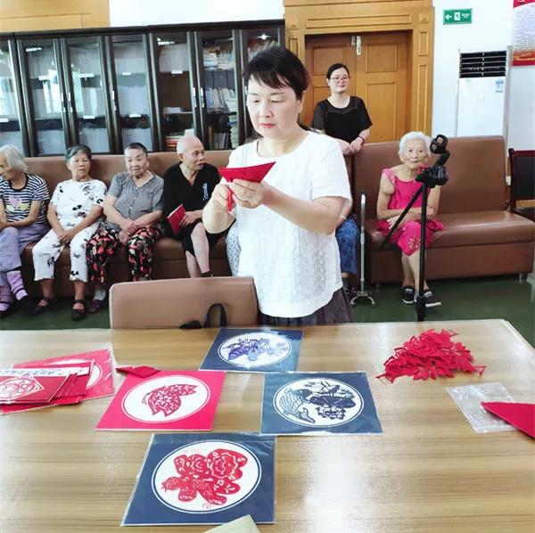  海福祥老年大學開課啦！銀發(fā)學子樂滿堂|海福祥養(yǎng)老護理連鎖